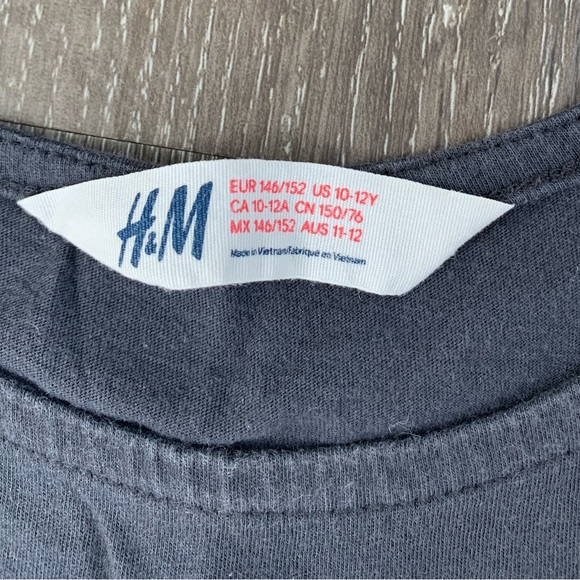 H & M Gray Print Skull T-Shirt Size 10-12 yrs 
3 for $15 with 💕 - Picture 5 of 8